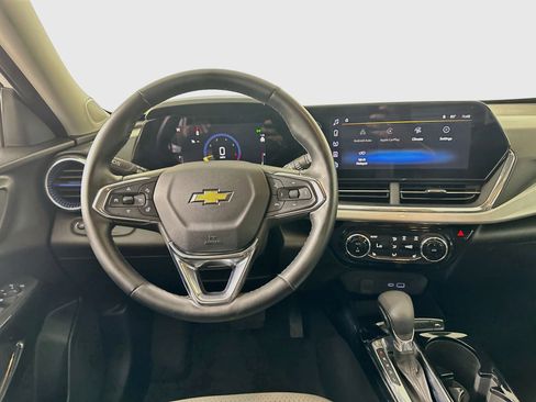 Used 2025 Chevrolet Trax LT w/ LT Convenience Package FWD image 17