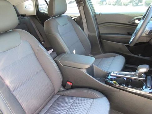 Used 2024 Chevrolet Trax LT w/ Driver Confidence Package FWD image 9