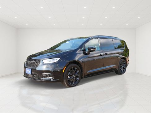 Used 2025 Chrysler Pacifica Limited FWD image 2