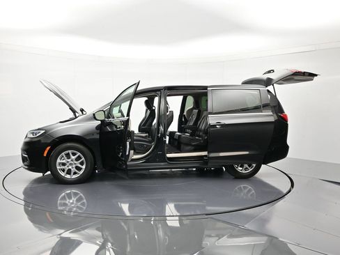 Certified 2023 Chrysler Pacifica Touring-L image 49