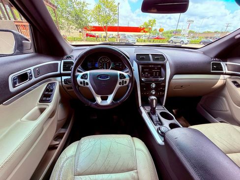Used 2014 Ford Explorer XLT w/ Equipment Group 202A AWD/4WD image 14