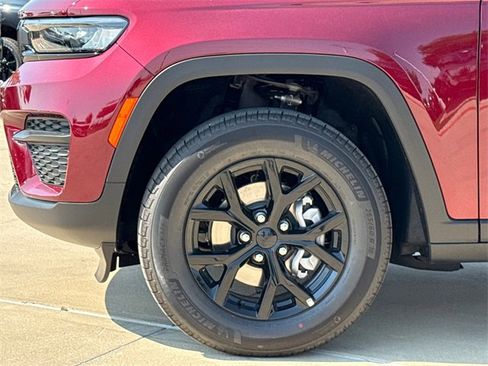 New 2025 Jeep Grand Cherokee Altitude image 5