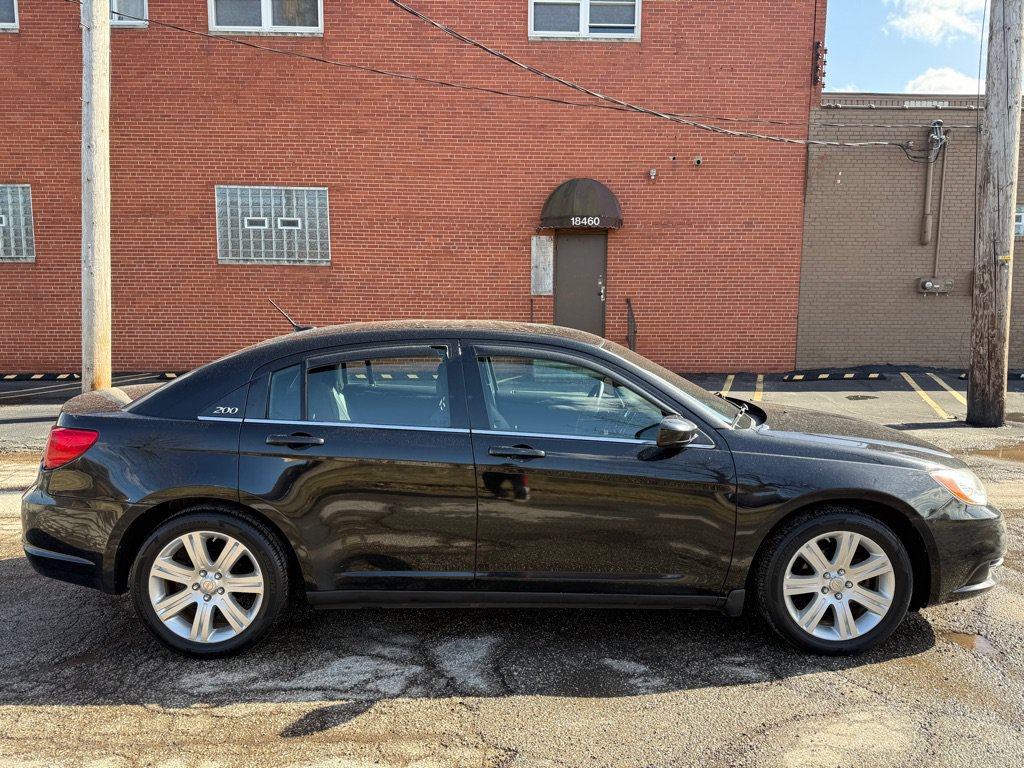 Used 2013 Chrysler 200 LX FWD image 2