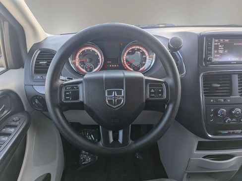 Used 2019 Dodge Grand Caravan SE w/ UConnect Hands-Free Group FWD image 10