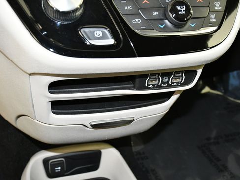 Used 2022 Chrysler Voyager LX image 30