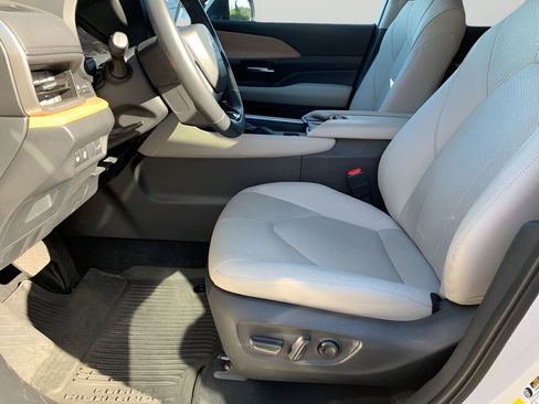 Used 2024 Toyota Grand Highlander Limited image 10