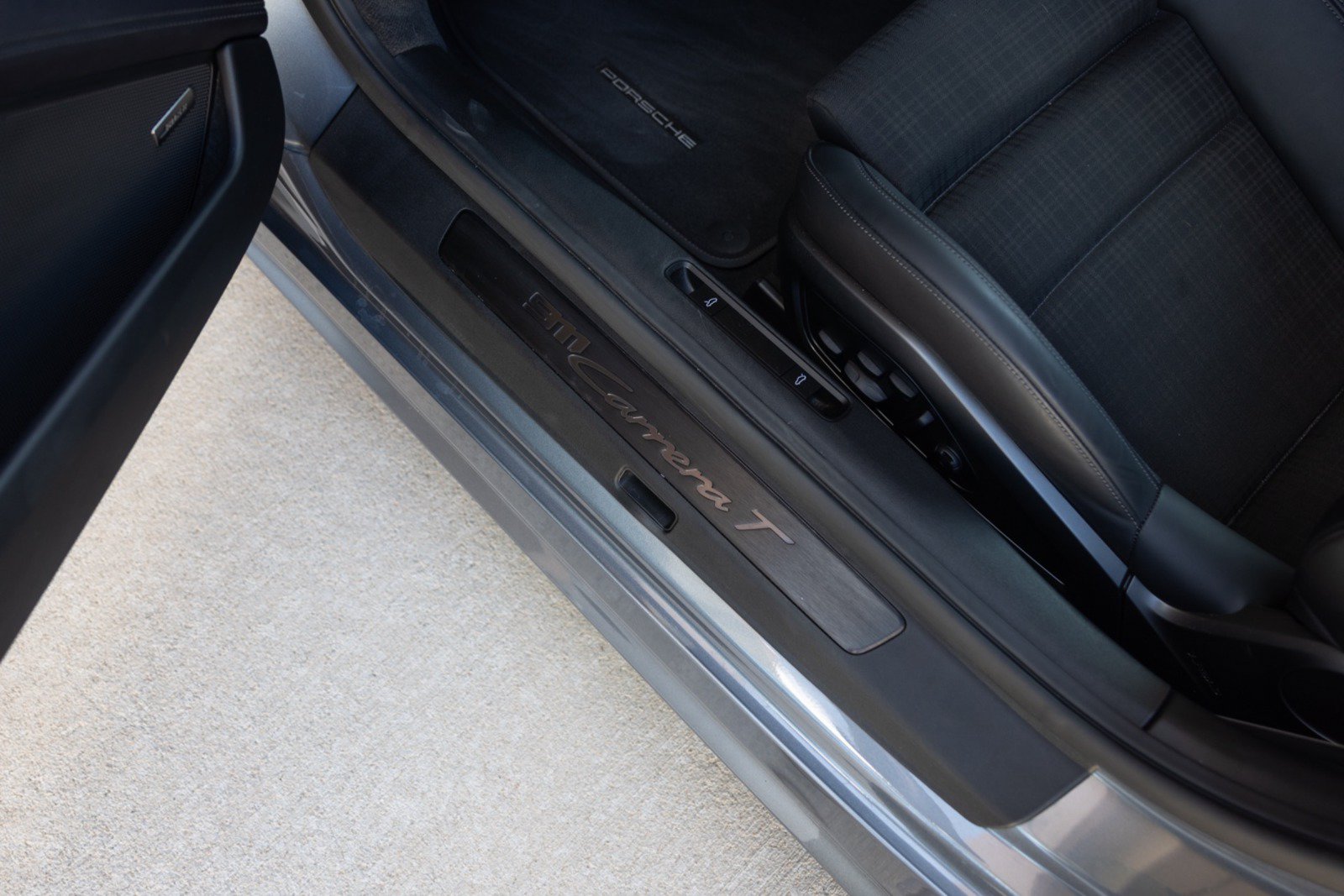 Used 2025 Porsche 911 Carrera T RWD image 36