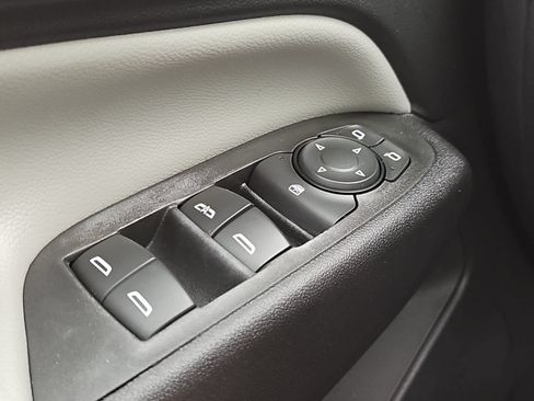 Used 2021 Chevrolet Equinox LS FWD image 26