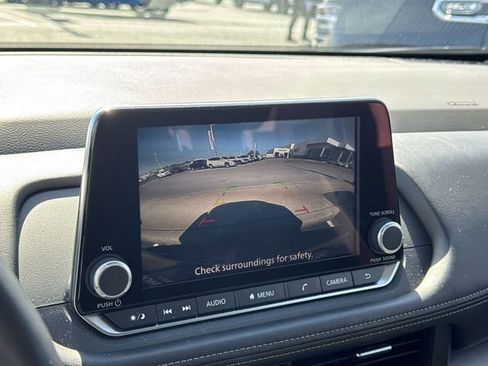 Used 2025 Nissan Rogue SV FWD image 18