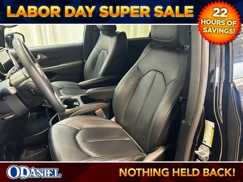 Used 2025 Chrysler Pacifica Select FWD image 5