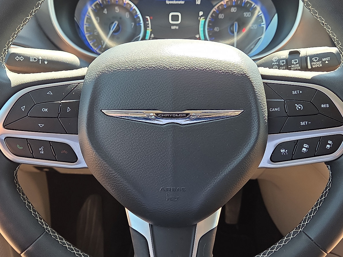 Used 2024 Chrysler Pacifica Touring-L FWD image 30