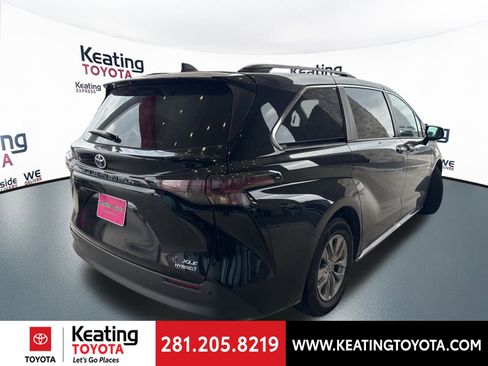 Certified 2024 Toyota Sienna XLE image 8