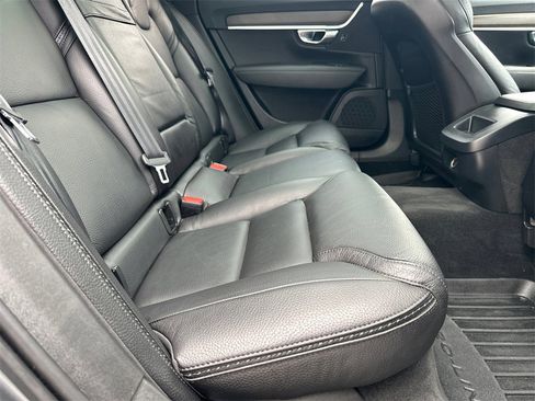 Used 2020 Volvo V90 T6 Cross Country image 16