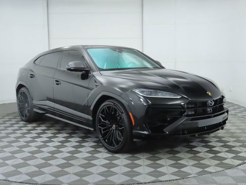 Used 2025 Lamborghini Urus SE image 3