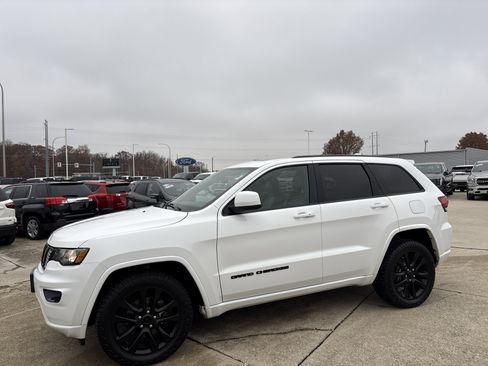 Used 2019 Jeep Grand Cherokee Altitude image 3