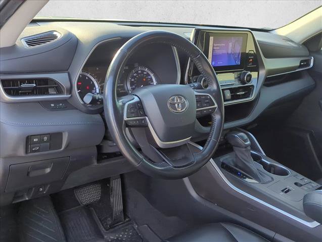 Used 2023 Toyota Highlander XLE FWD image 9