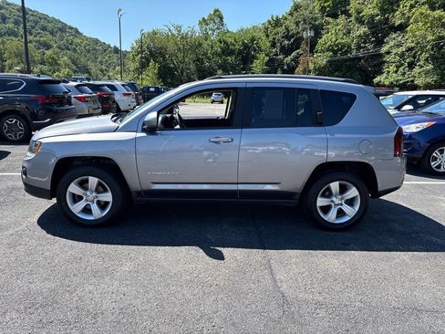 Used 2016 Jeep Compass Latitude AWD/4WD image 2