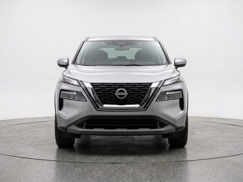 Used 2025 Nissan Rogue SV FWD image 2