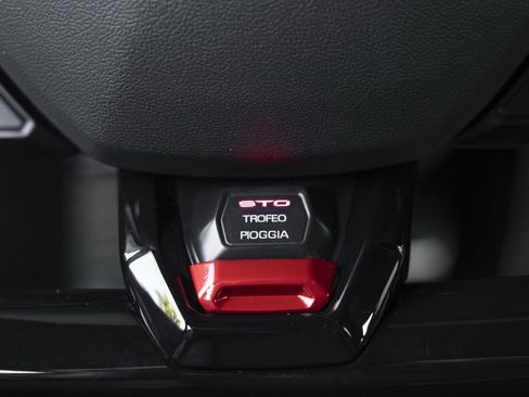 Used 2022 Lamborghini Huracan STO image 27