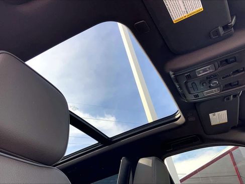 Used 2024 GMC Yukon XL Denali w/ Advanced Technology Package image 14