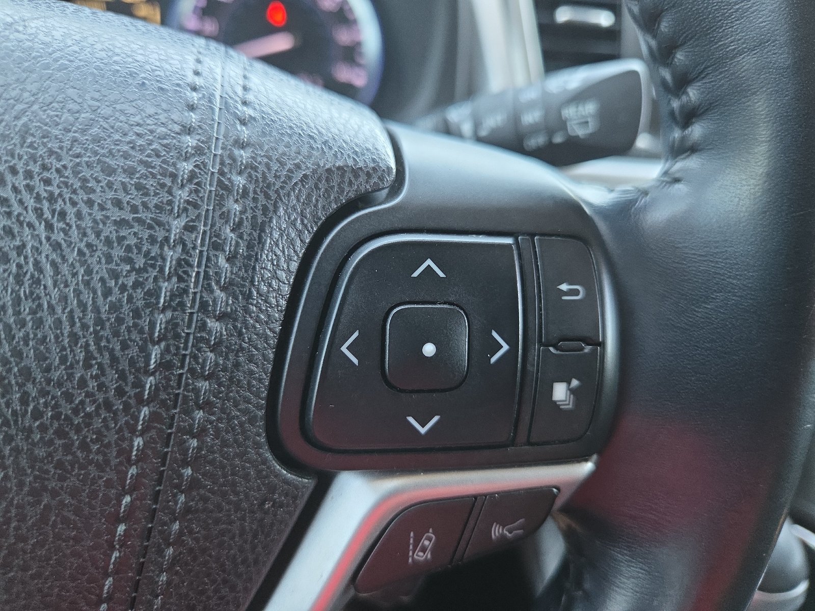 Used 2018 Toyota Highlander XLE FWD image 19