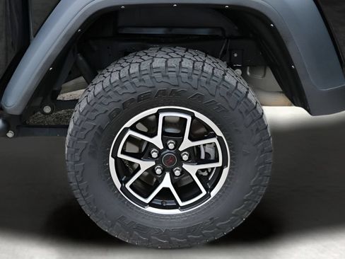 Used 2024 Jeep Gladiator Rubicon w/ Safety Group AWD/4WD image 9