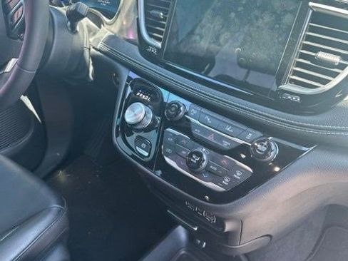 Used 2025 Chrysler Pacifica Select FWD image 20