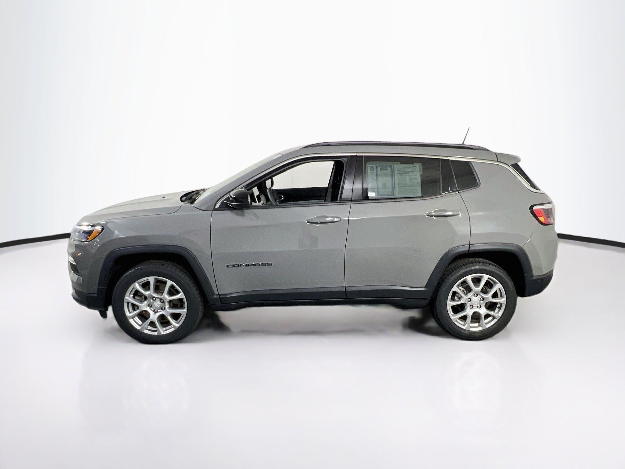 Used 2023 Jeep Compass Latitude AWD/4WD image 8