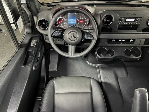 Used 2025 Mercedes-Benz Sprinter 2500 image 35