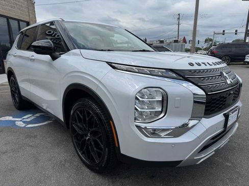 Used 2022 Mitsubishi Outlander SE AWD/4WD image 3