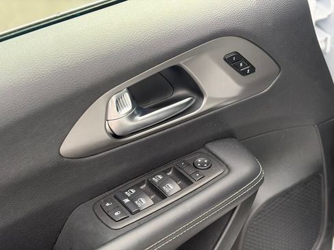 Used 2025 Chrysler Pacifica Select FWD image 21