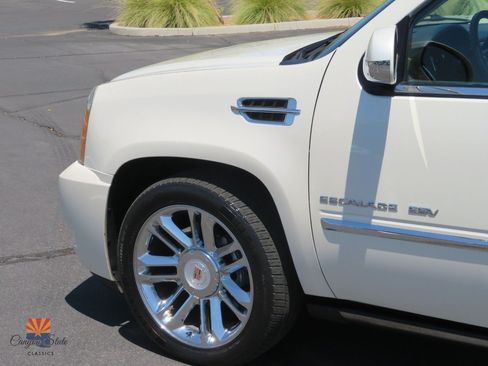 Used 2014 Cadillac Escalade ESV Platinum AWD/4WD image 14