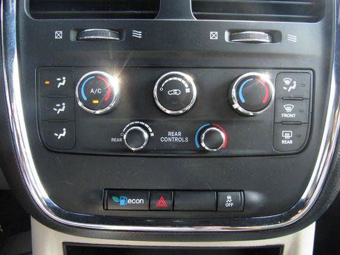 Used 2017 Dodge Grand Caravan SXT FWD image 16