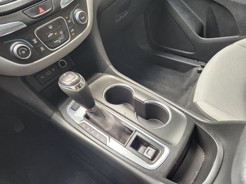 Used 2021 Chevrolet Equinox LT image 18