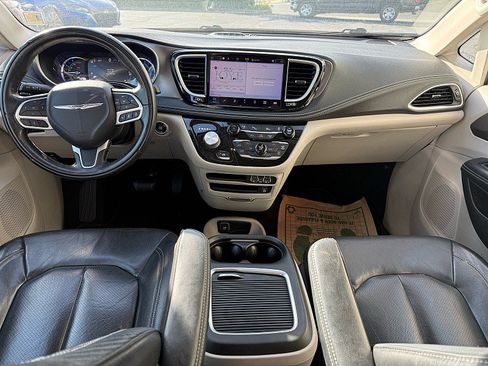 Used 2022 Chrysler Pacifica Touring-L w/ Uconnect Theater Family Group FWD image 30