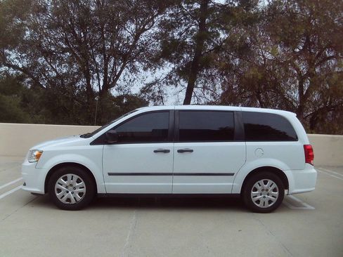 Used 2016 Dodge Grand Caravan American Value Package w/ UConnect Hands-Free Group FWD image 6