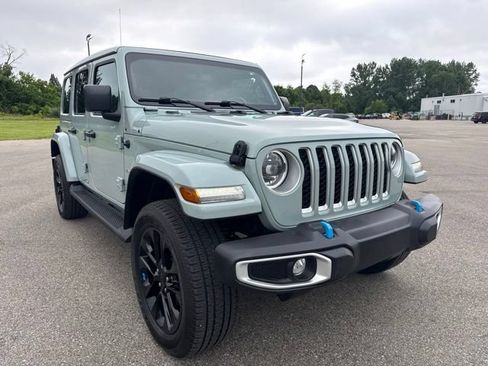 Used 2023 Jeep Wrangler Unlimited Sahara w/ Cold Weather Group AWD/4WD image 7