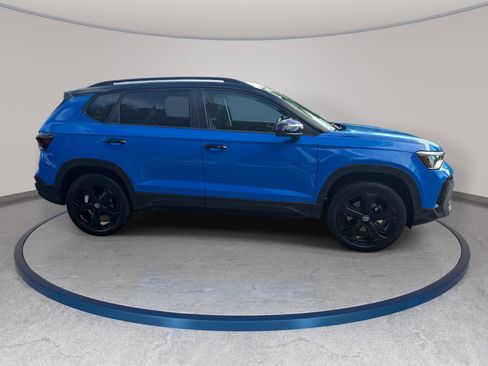 Used 2025 Volkswagen Taos SE AWD/4WD image 4