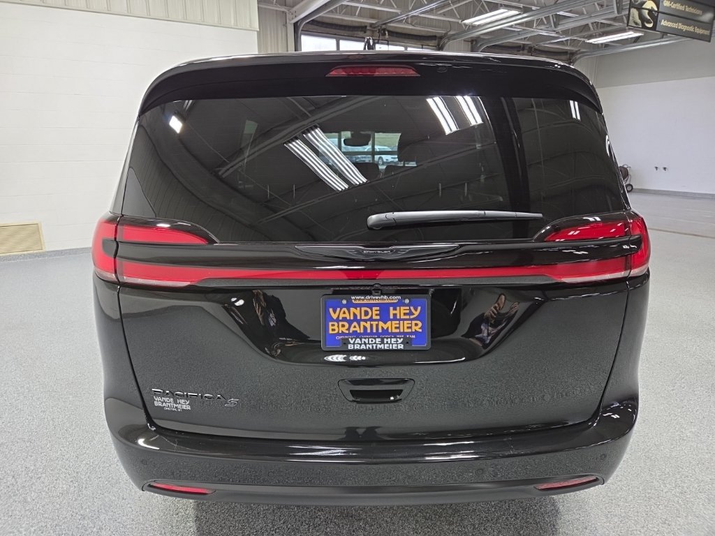New 2026 Chrysler Pacifica Select w/ S Appearance Package FWD image 6