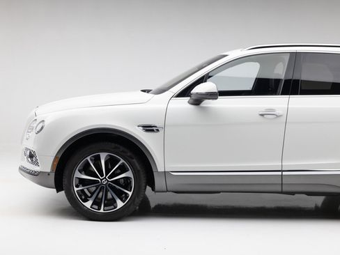 Used 2017 Bentley Bentayga AWD/4WD image 17