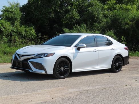 Used 2021 Toyota Camry XSE FWD image 9