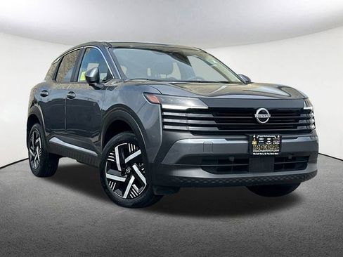 Used 2025 Nissan Kicks SV w/ Charging Package image 2