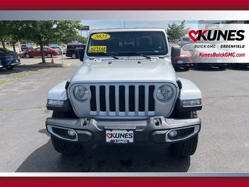 Used 2023 Jeep Gladiator Overland AWD/4WD image 11
