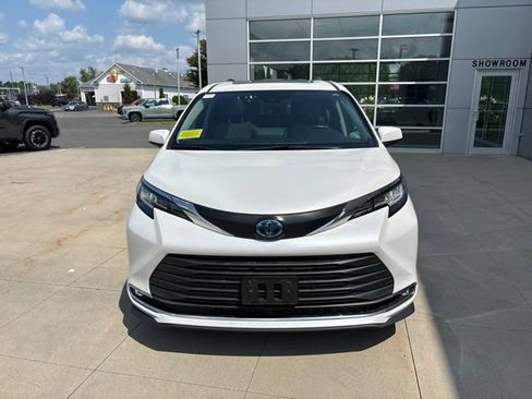 Used 2023 Toyota Sienna XLE FWD image 2