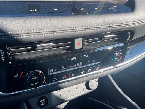 Used 2025 Nissan Rogue SL w/ Tech Package image 18