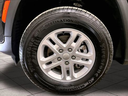 Used 2023 Jeep Grand Cherokee Laredo AWD/4WD image 8