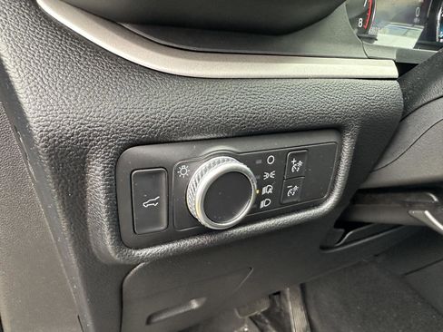 Used 2021 Ford Explorer XLT image 12