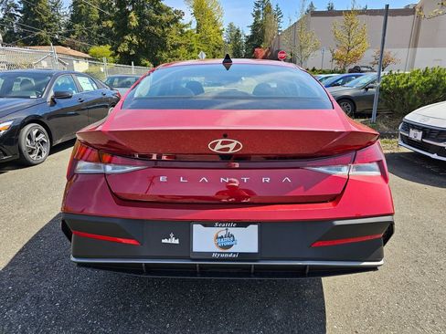 Used 2025 Hyundai Elantra SE FWD image 4