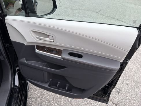 Certified 2024 Toyota Sienna LE image 24