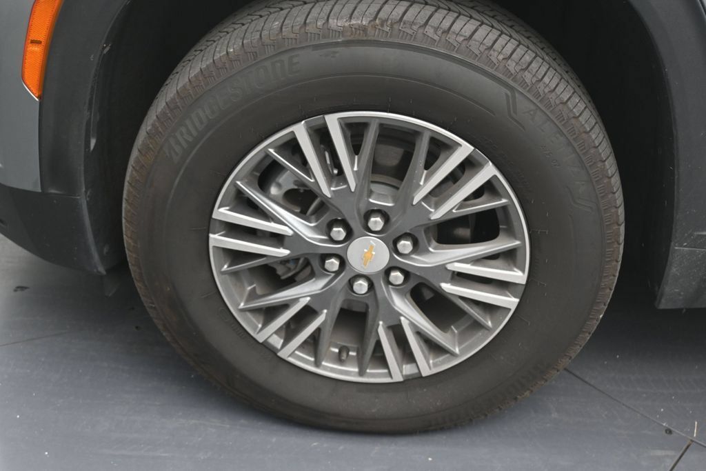 Used 2026 Chevrolet Traverse LT FWD image 9